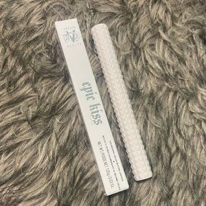 💄KVD Epic Kiss Lipstick in Grrrowl